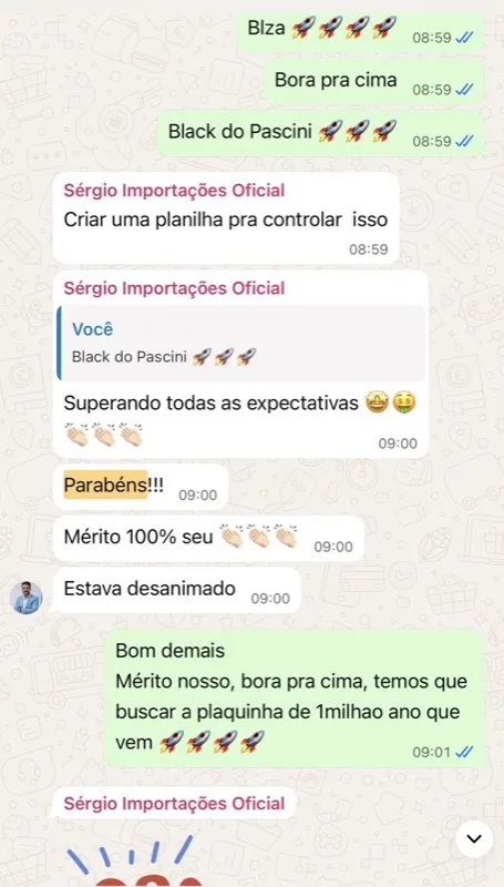 Lázaro Bispo trabalhando em um café com notebook, planejando operações digitais