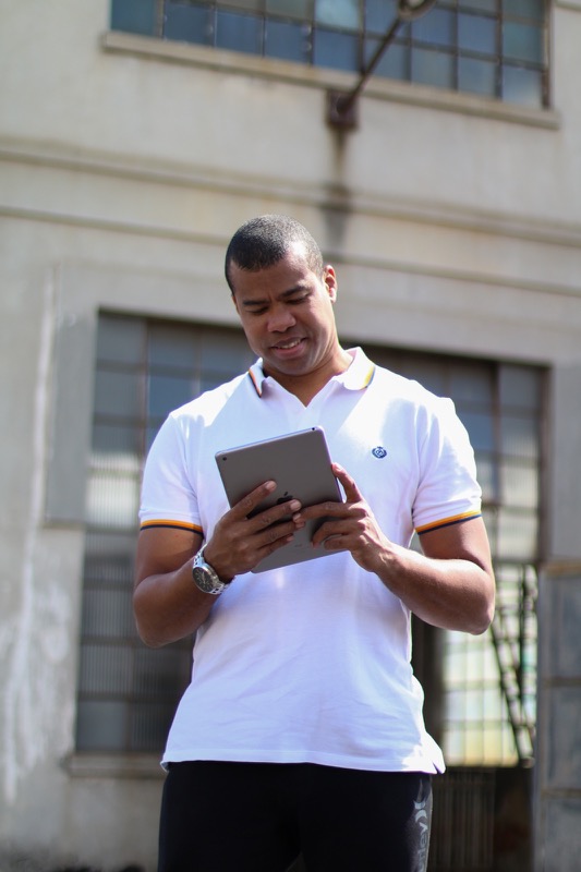 Lázaro Bispo concentrado no notebook, analisando métricas de operação digital
