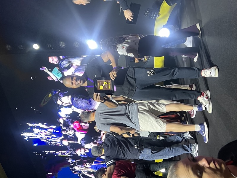 Lázaro Bispo no palco do Fórmula de Lançamento recebendo placa de 6em7
